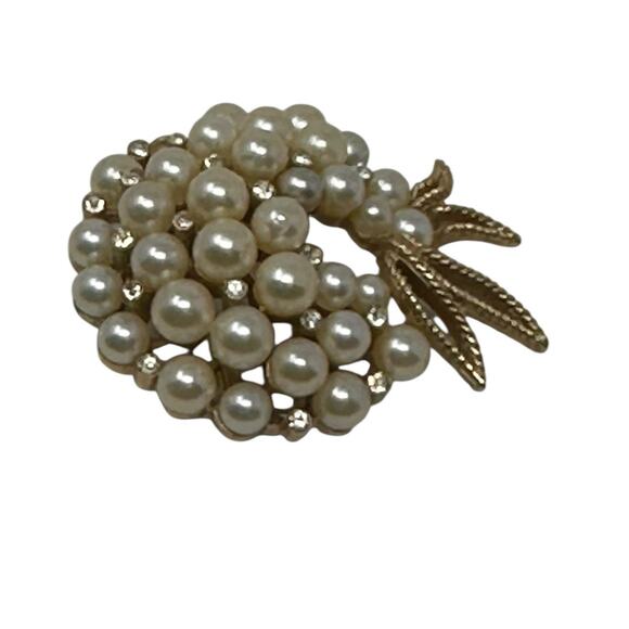 Trifari Vintage Wreath Pearls Gold tone Rhinestones Brooch - Picture 7 of 12